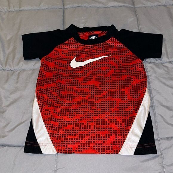 Boys Nike size 4 XS red and black - Picture 1 of 2